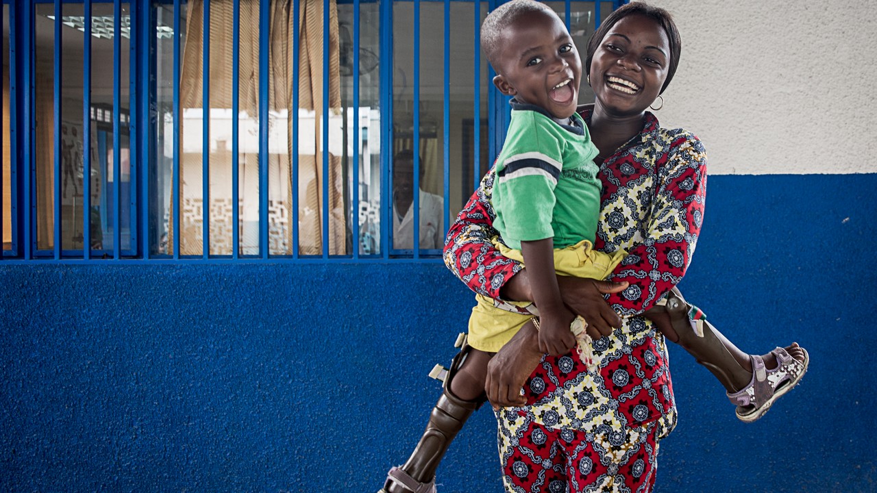 En RDC, ce jeune garçon a reçu des orthèses dans le cadre du projet de réadaptation de Handicap International