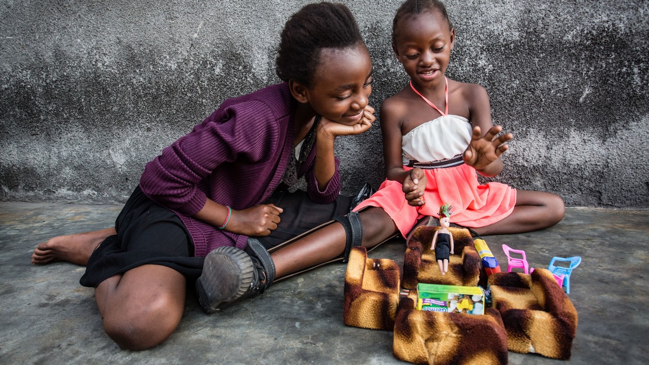 République démocratique du Congo. Thérésia, 6 ans, est atteinte d'IMC. Avec l'aide de Handicap International qui lui a fourni une orthèse et des soins de kinésithérapie, elle peut marcher à nouveau et pourra bientôt retourner à l'école.