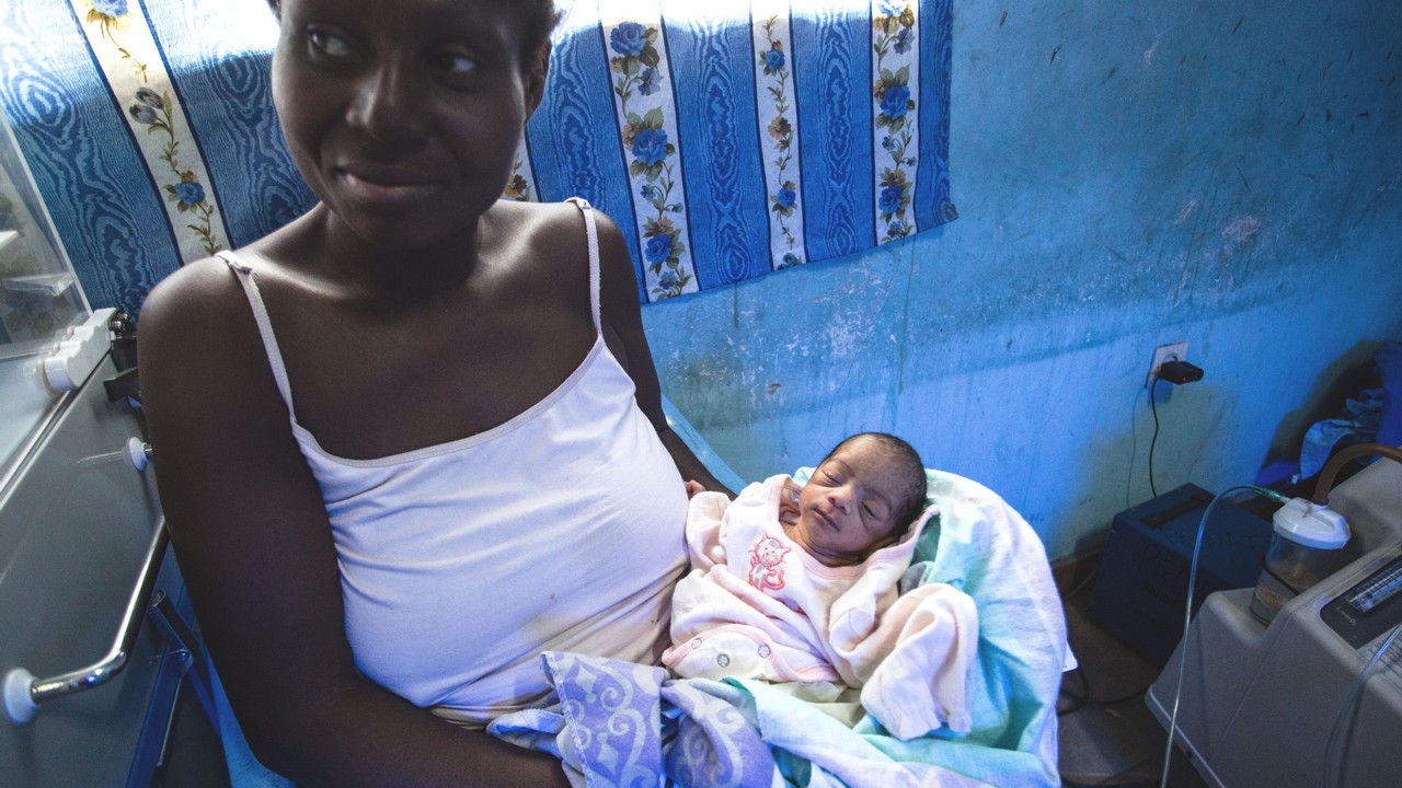 En République démocratique du Congo, le Centre de santé mère et enfant de Bumbu est soutenu par Handicap International depuis plusieurs années. Cela a permis de réduire le nombre de mères décédées lors de leur accouchement et de prévenir certains types de handicap pour les enfants.