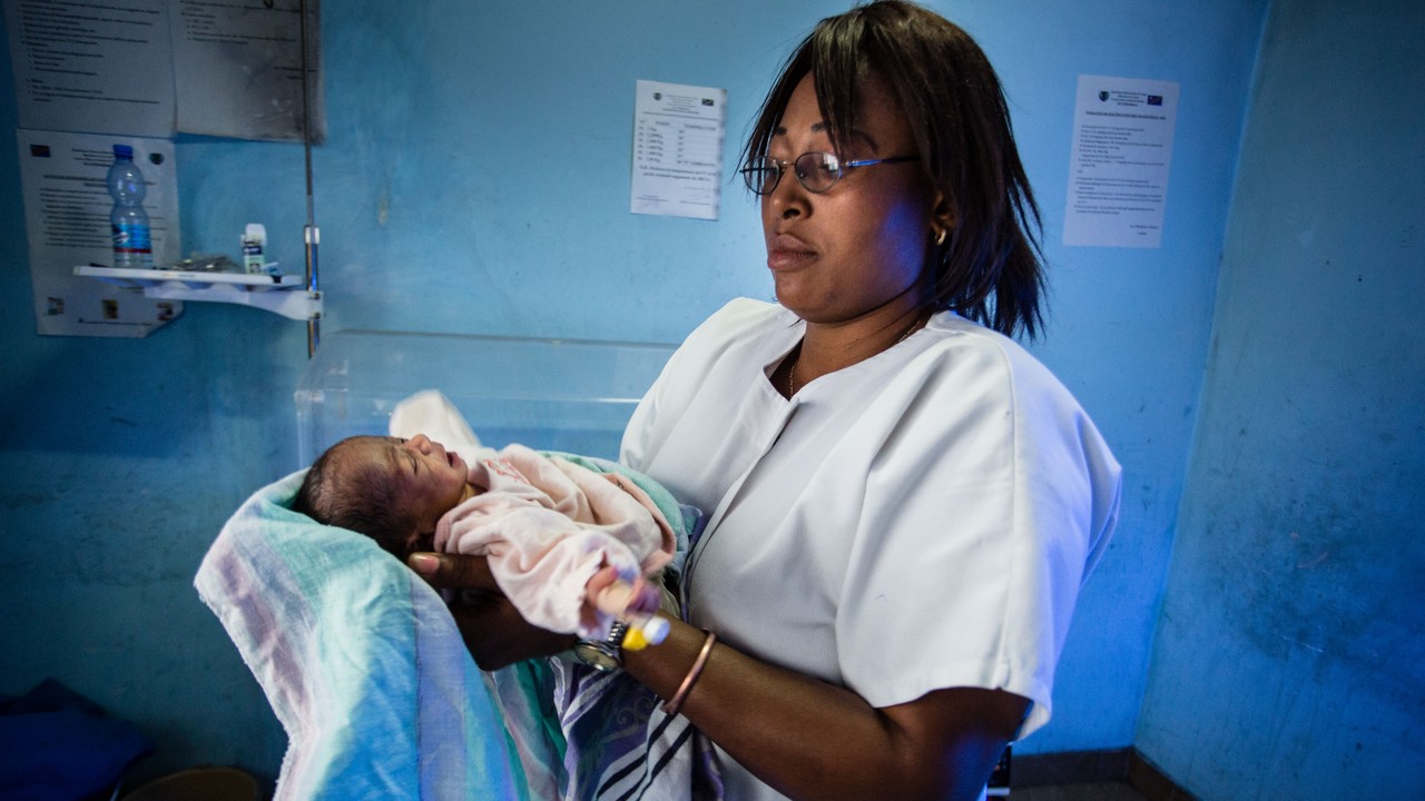 Le Centre de santé mère et enfant de Bumbu est soutenu par Handicap International depuis plusieurs années. Le soutien de Handicap International a permis de réduire le nombre de mamans décédées lors de leur accouchement et de prévenir certains types de handicap pour les enfants.
