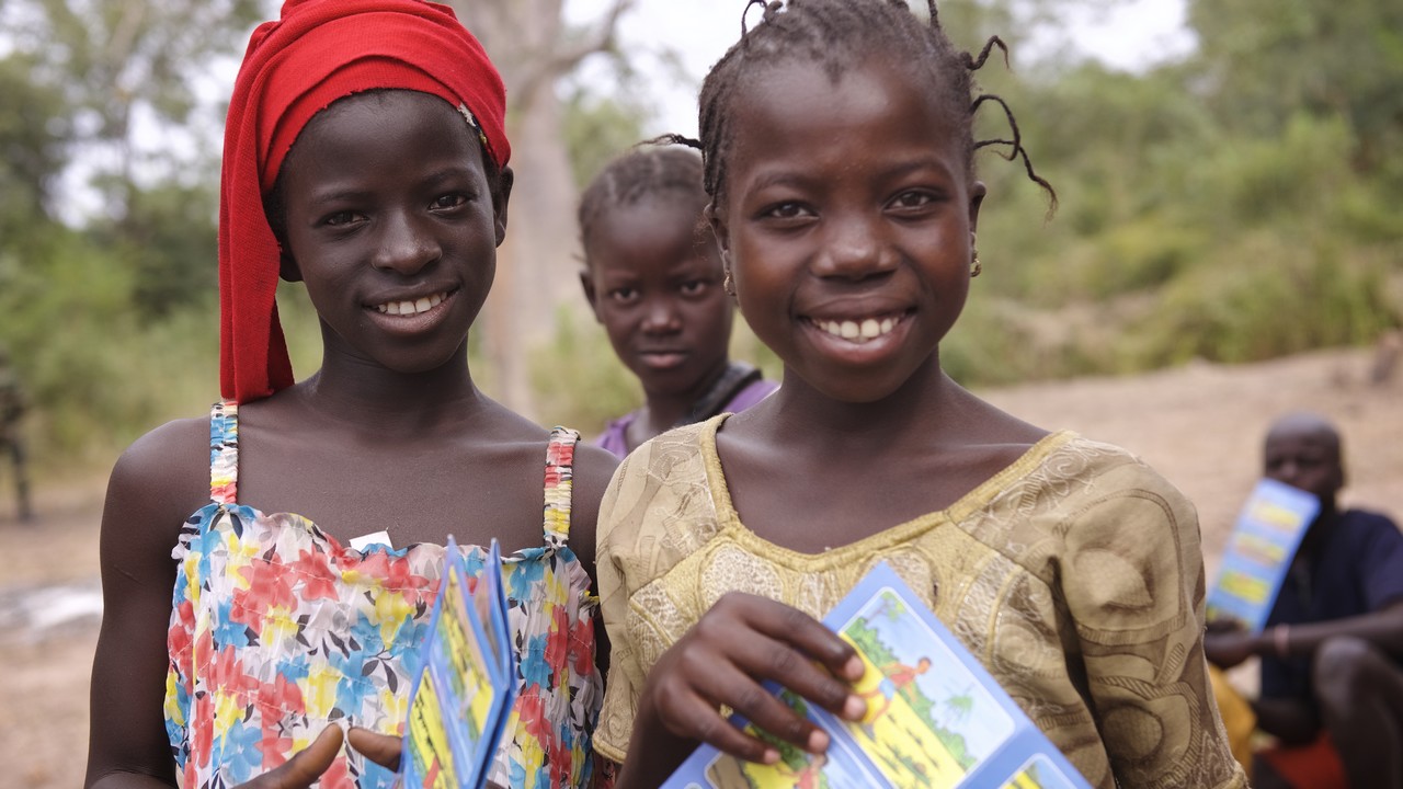 Awo, 11 ans (à gauche), vient de suivre avec ses amis une séance d'éducation aux risques dispensée par Handicap International et son partenaire l'ASVM dans le village de Leu Feu, en Casamance, au Sénégal.