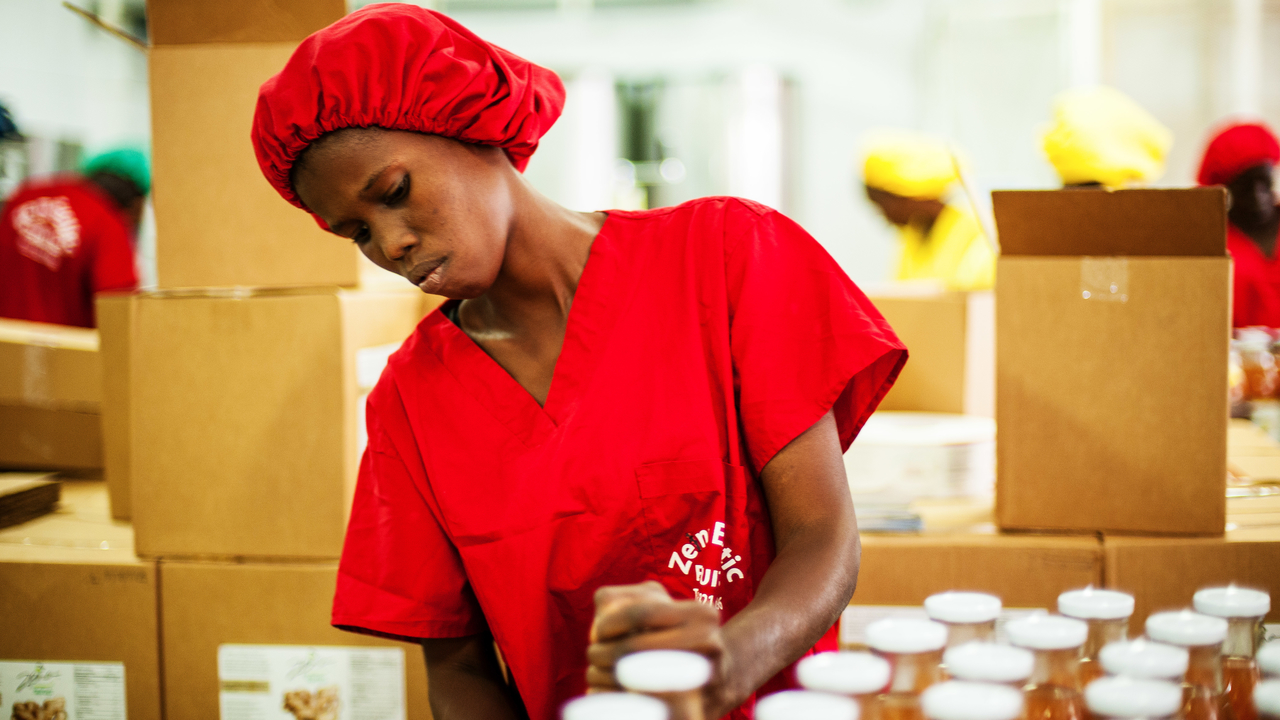Faw Seuth Ndiaye est malentendante. Elle est ouvrière dans une usine de transformation de fruits au Sénégal. Elle bénéficie du soutien de Handicap International dans son projet d'intégration professionnelle.