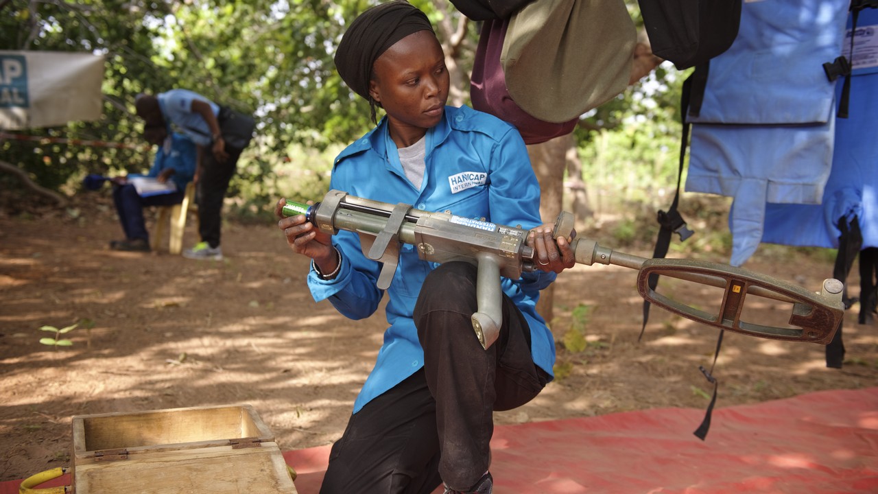 Avec 7 ans de carrière comme démineuse, Fatou est l'une des ressources humaines précieuses de Handicap International pour déminer la Casamance.