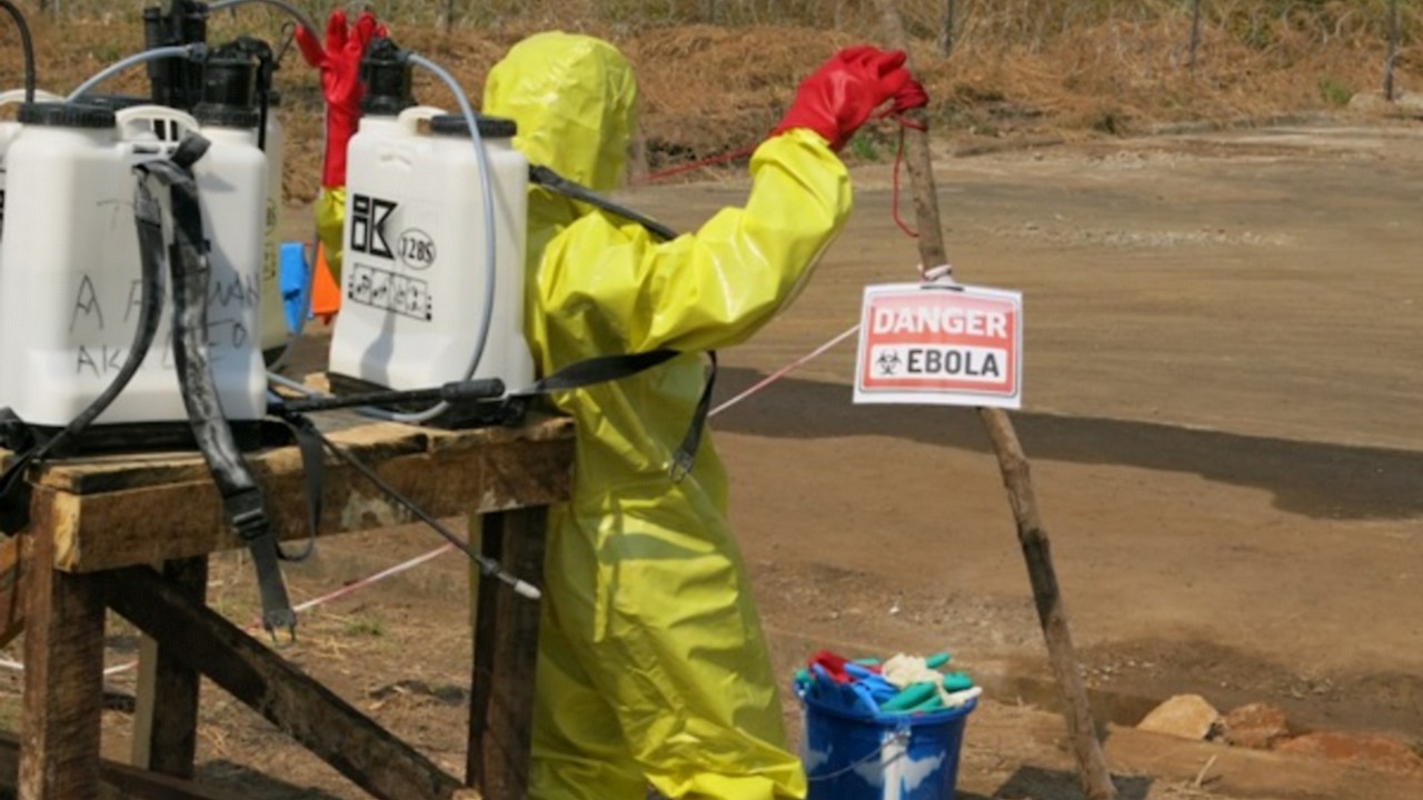 Sierra Leone, Hastings. Un homme s'équipe pour aller décontaminer une ambulance intervenue auprès de patient atteints par le virus Ebola.