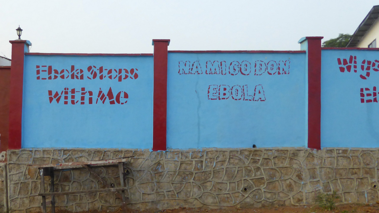 Affichage de sensibilisation à la prévention du virus Ebola à Freetown en Sierra Leone.