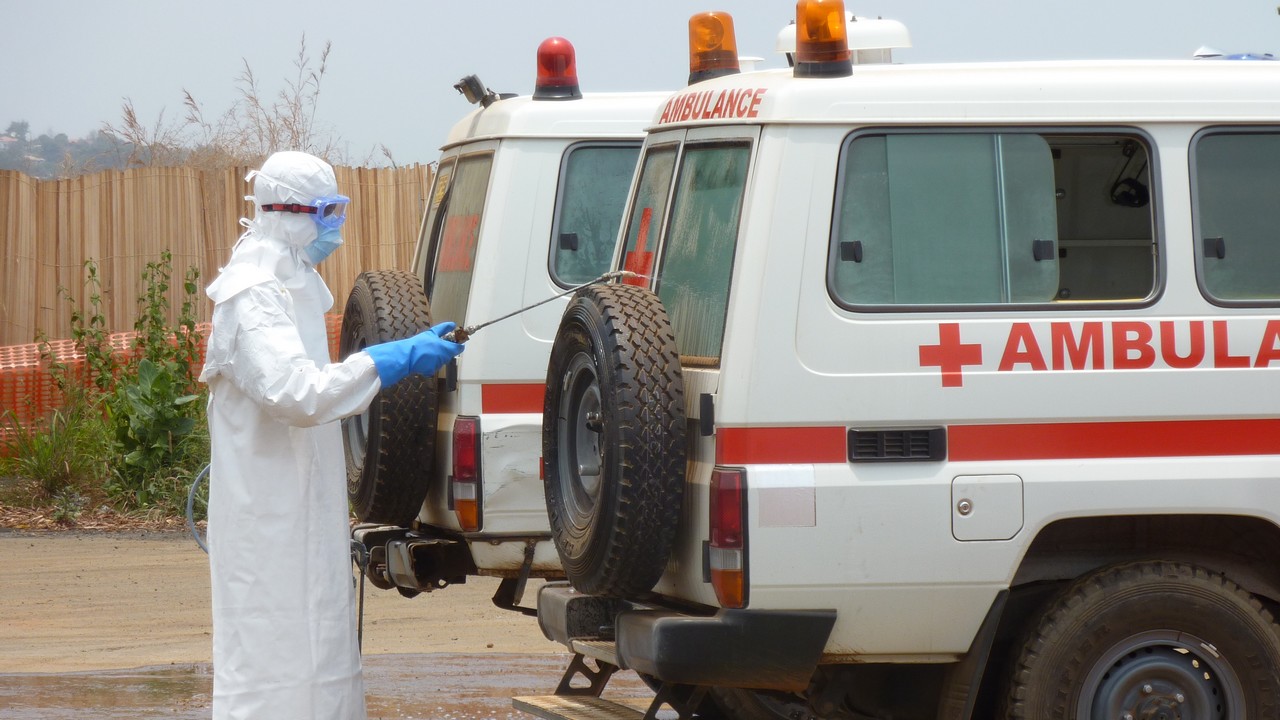 Sierra Leone : Nettoyage et décontamination à l'eau chlorée d'une ambulance de Handicap International de la base de Hastings.