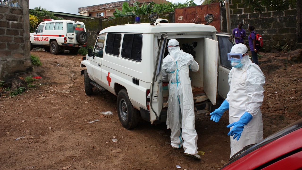 Véhicule dédié à l'évacuation de matériel potentiellement contaminé par le virus Ebola. Lors des interventions des équipes de Handicap International, les matelas et autres éléments ayant été en contact avec des fluides potentiellement infectés et ne pouvant être décontaminés totalement sont évacués puis détruits et remplacés par du matériel neuf.