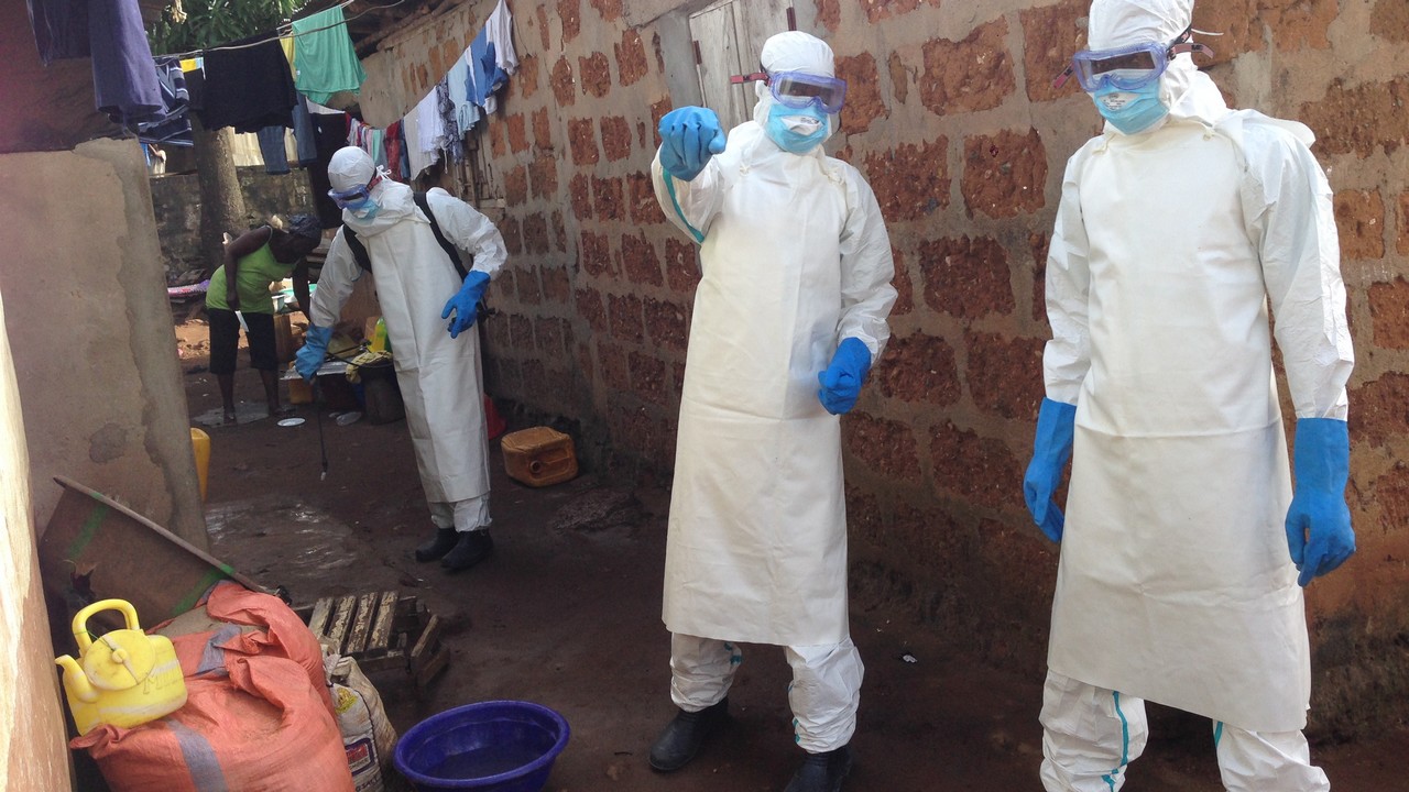 Les équipes de Handicap International décontaminant à l'eau chlorée une zone potentiellement infectée par le virus Ébola.