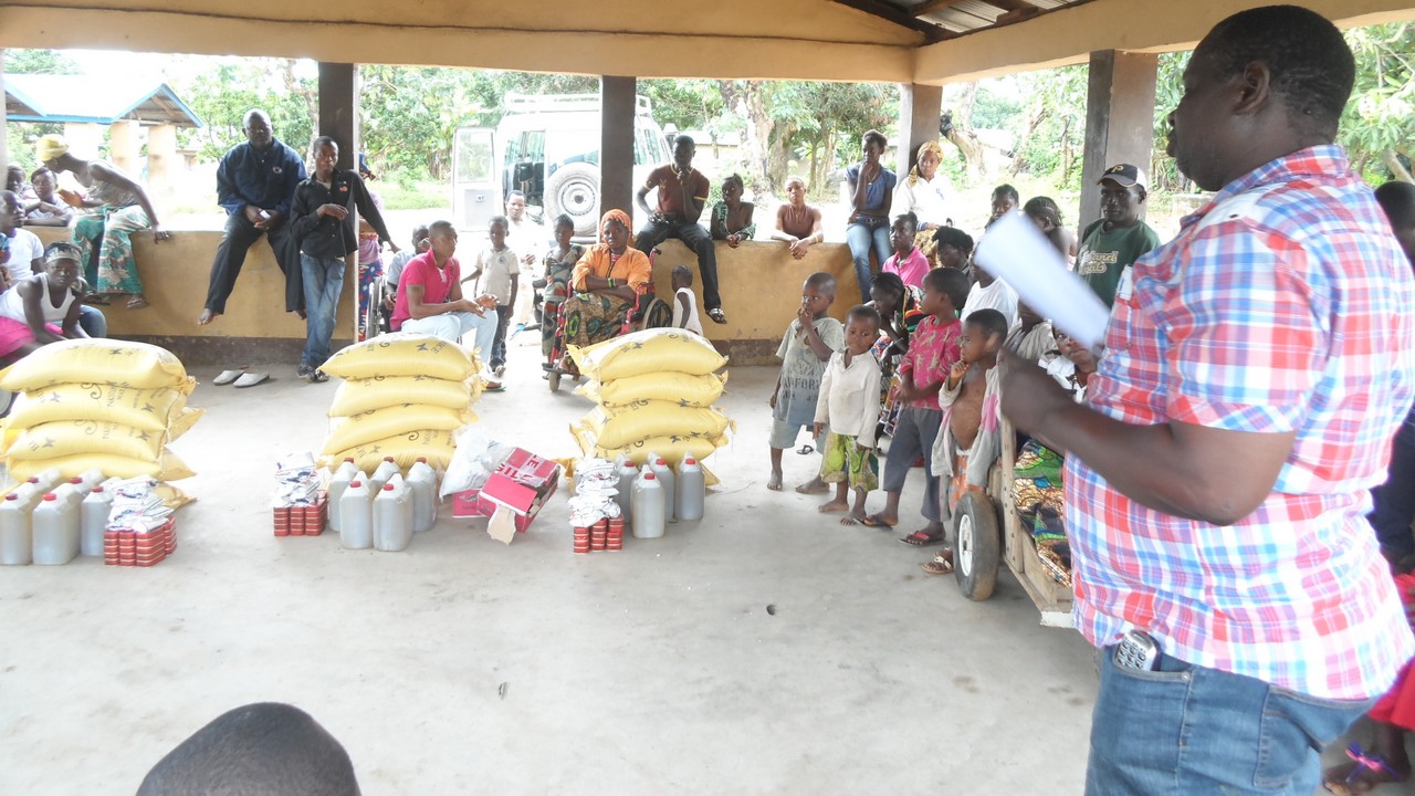 Handicap International, crise Ebola - Sensibilisation et distribution de nourriture à des communautés de personnes handicapées en Sierra Leone