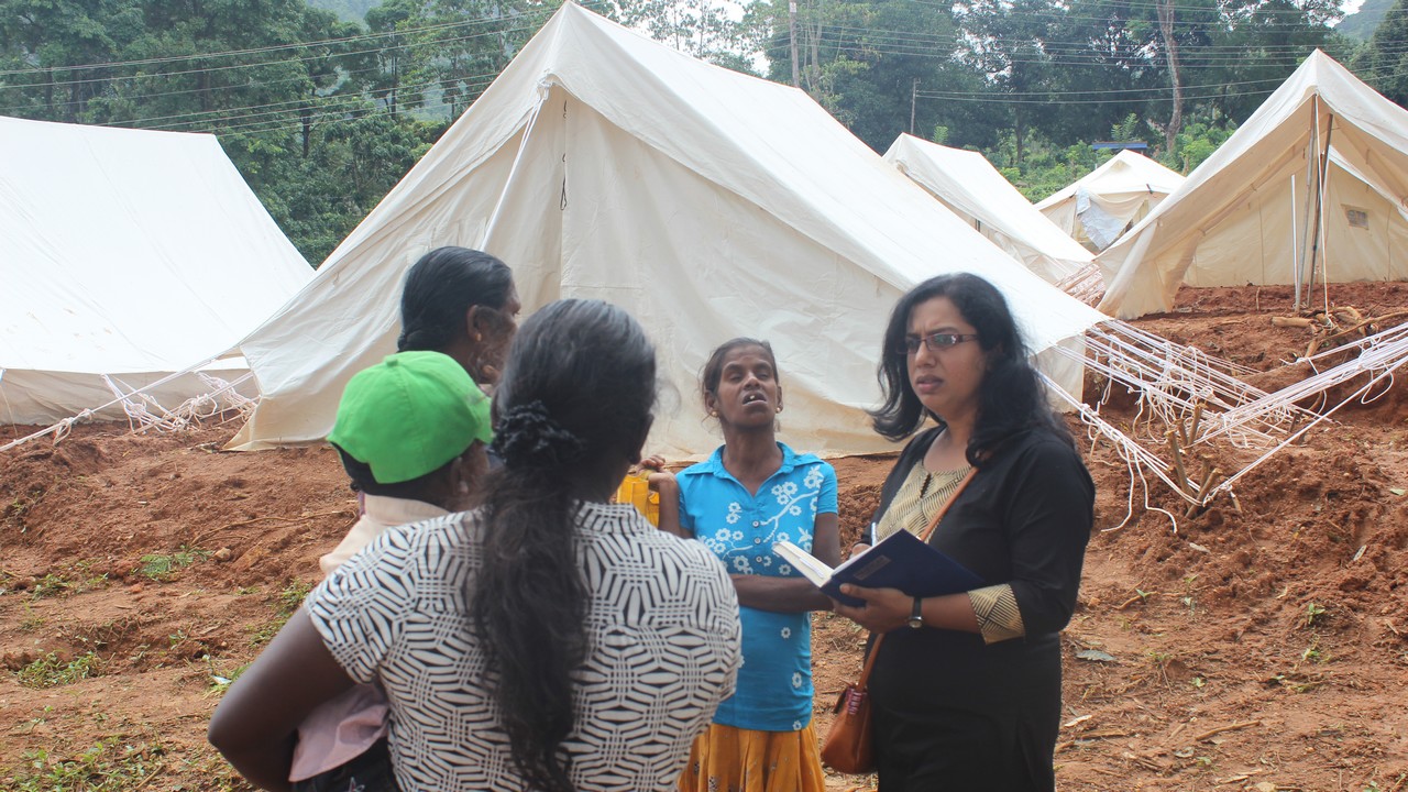 Handicap International mène une évaluation de la situation des villages du district de Kegalle au Sri Lanka, affectés par les inondations et glissements de terrain suite au passage du cyclone Roanu. Certains ont perdu leurs proches. De nombreuses personnes ont perdu leurs plantations et vivent dans des abris provisoires. Il est essentiel de s’assurer qu’ils ont accès à l’alimentation et qu'ils pourront retrouver des moyens de subsistance.