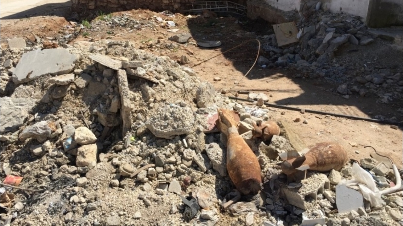 Une bombe non explosée dans la ville de Kobané au Nord de la Syrie