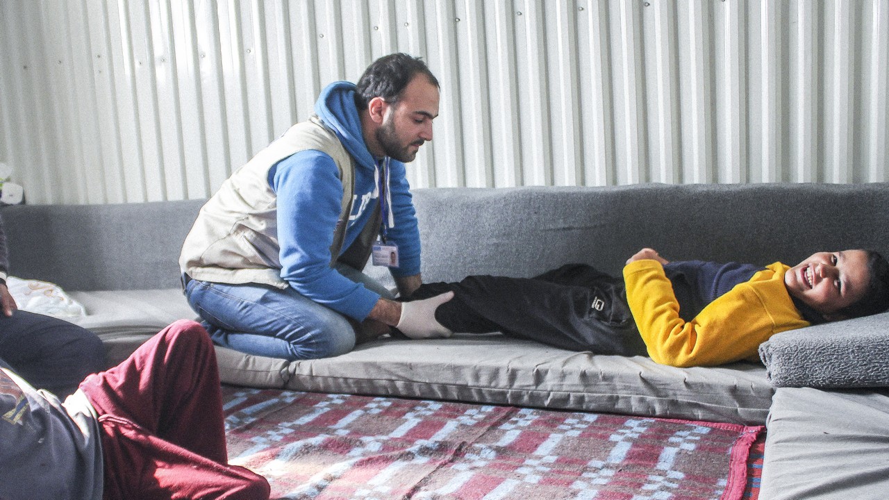 Les séances de kinésithérapie aident Abdel Rahman à s’adapter à la vie dans le camp et sont aussi l’occasion pour le jeune garçon de partager un moment avec les professionnels de Handicap International.