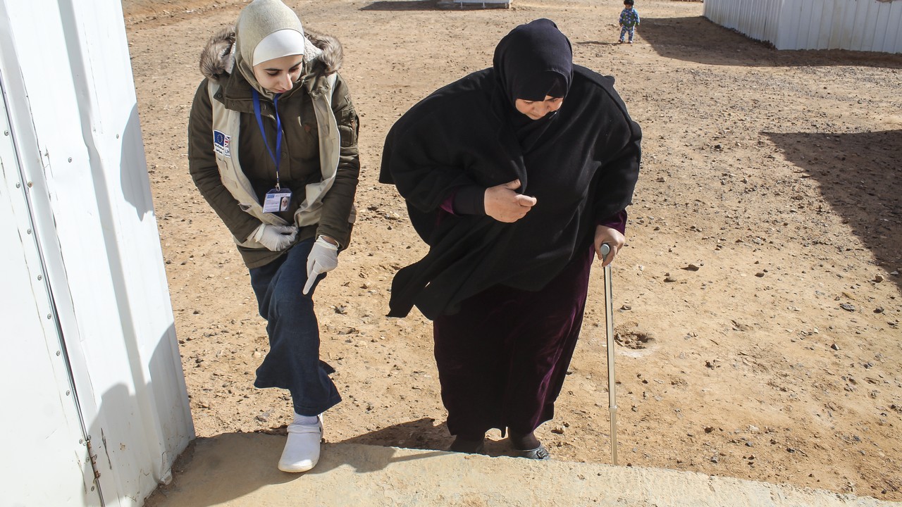 Victime d’un bombardement en Syrie, Imtithal a perdu sa fille de 4 ans et a été grièvement blessée. Elle bénéficie de soins de kinésithérapie avec Handicap International.