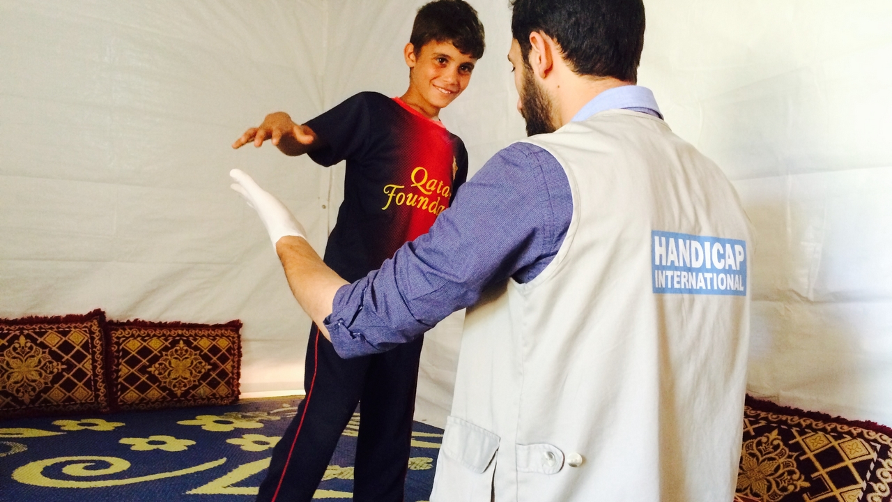 Mostafa, 8 ans, suit des séances de rééducation avec un kinésithérapeute de Handicap International au Liban. Gravement blessé à une jambe suite au bombardement de sa maison en Syrie, il a également perdu ses parents. Handicap International soutient aussi financièrement la fratrie dont la plus âgée des enfants à tout juste 16 ans. 