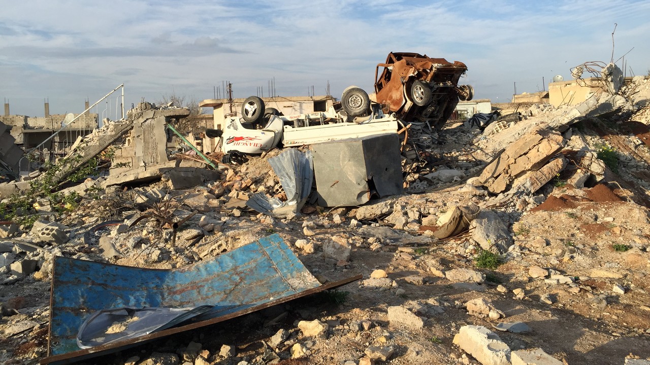 En Syrie, la ville de Kobané a été presque entièrement détruite par les bombardements. De nombreux restes explosifs de guerre, dont des sous-munitions, jonchent encore le sol et représentent un grave danger pour les populations civiles quand elles reviendront.