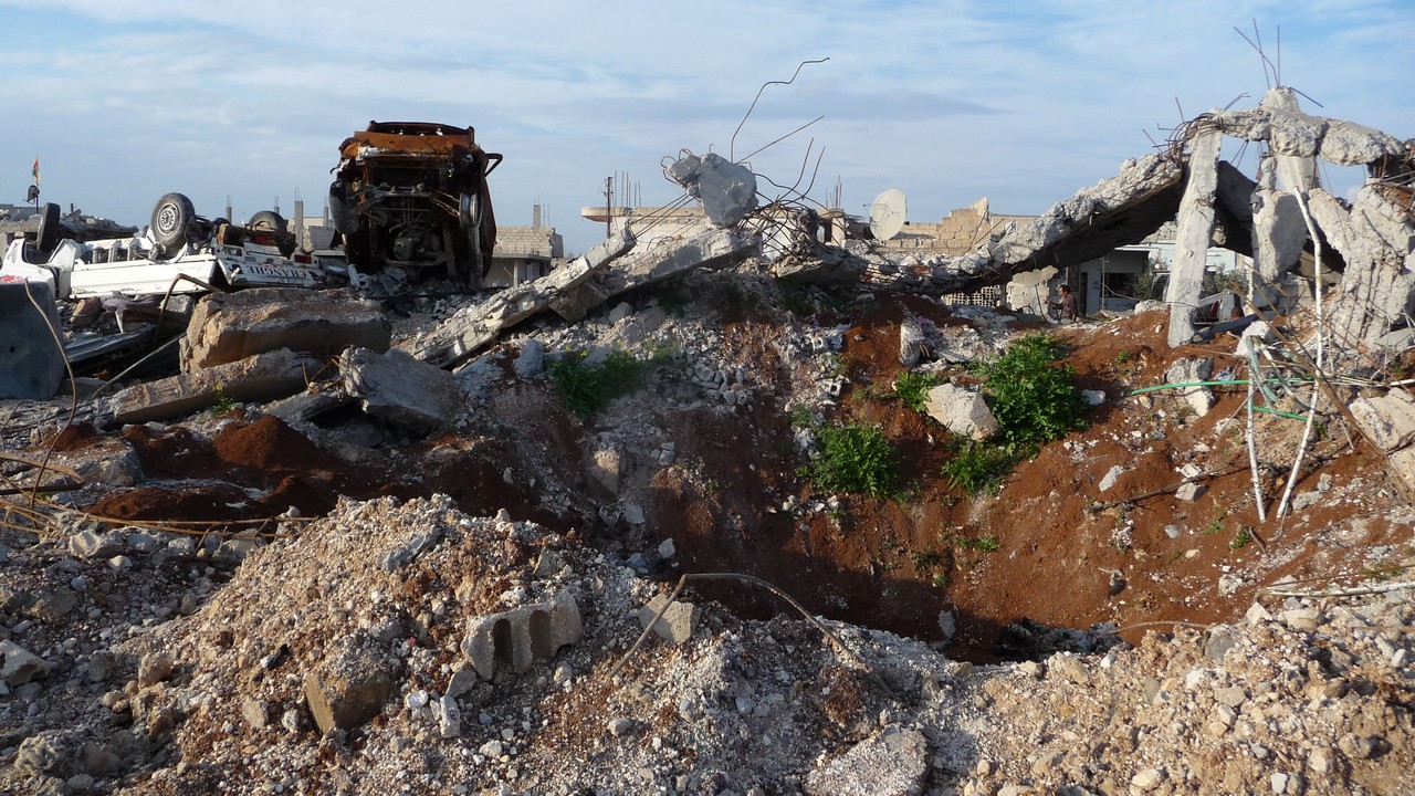 Handicap International, Syrie, avril 2015. Ville de Kobané détruite et présence de restes explosifs de guerre (photo d'archive).