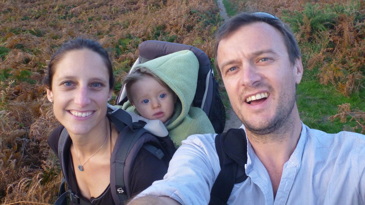 Aurélie, Laurent et leur petite Eva vont sillonner les îles françaises à pied.
