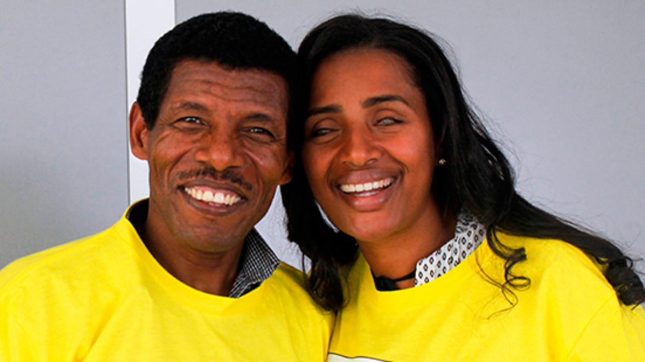 Yetnebersh Nigussie avec Haile GebrselassieYetnebersh Nigussie avec Haile Gebrselassie, célèbre coureur de fond éthiopien