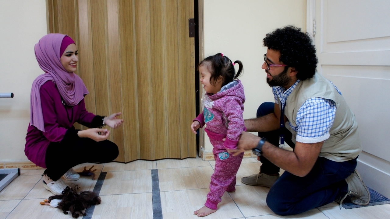 Manal, Hamzeh et la petite Firial lors d’une session de kinésithérapie