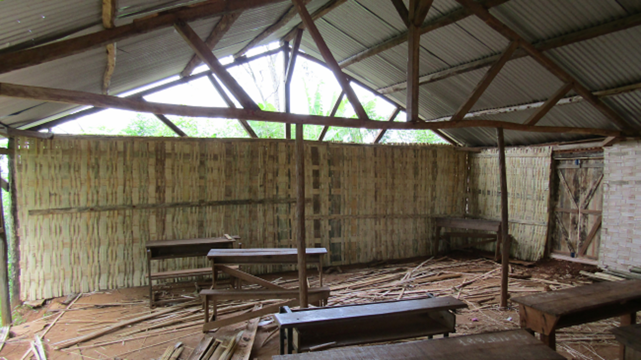 À Madagascar, reconstruction de l'école primaire de Fotsialanana, où une partie des murs en bambou a été remplacée