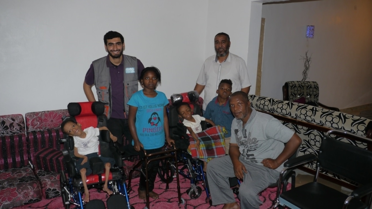 En Libye, Salem avec ses quatre enfants et deux travailleurs sociaux de Handicap International