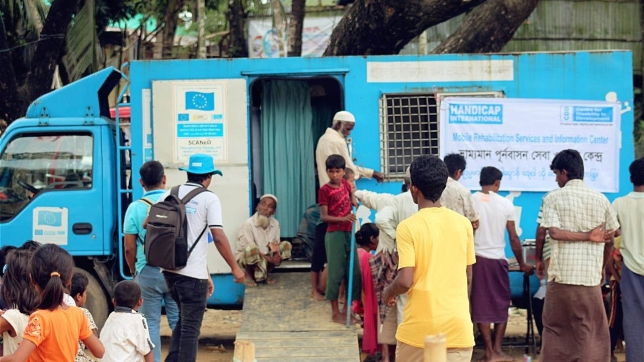 Handicap International possède un van équipé et de 7 équipes mobiles circulant parmi les réfugiés pour dispenser soins en réadaptation et psychologiques, informations sur les services existants