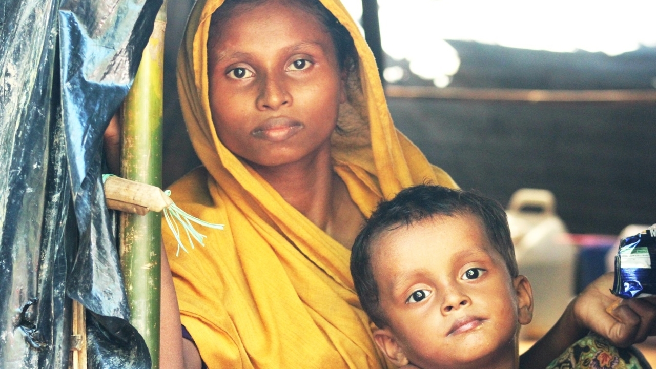 Monowara et l'un de ses enfants dans un camp de réfugiés au Bangladesh
