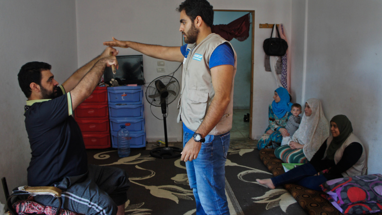 Mohammad faisant des exercices de rééducation avec Lotfi, le kiné de Handicap International