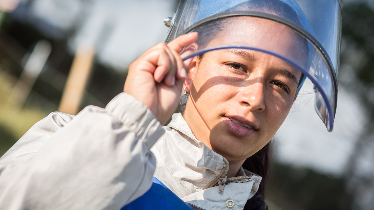 Johana, démineuse et chef d'équipe pour Handicap International en Colombie