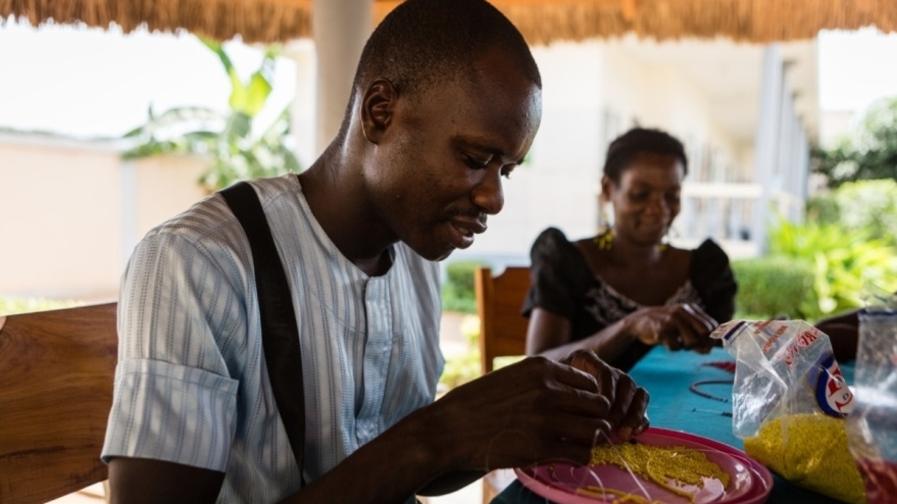 Atelier perles, séance d'ergothérapie au Centre de santé mentale de Lomé au Togo
