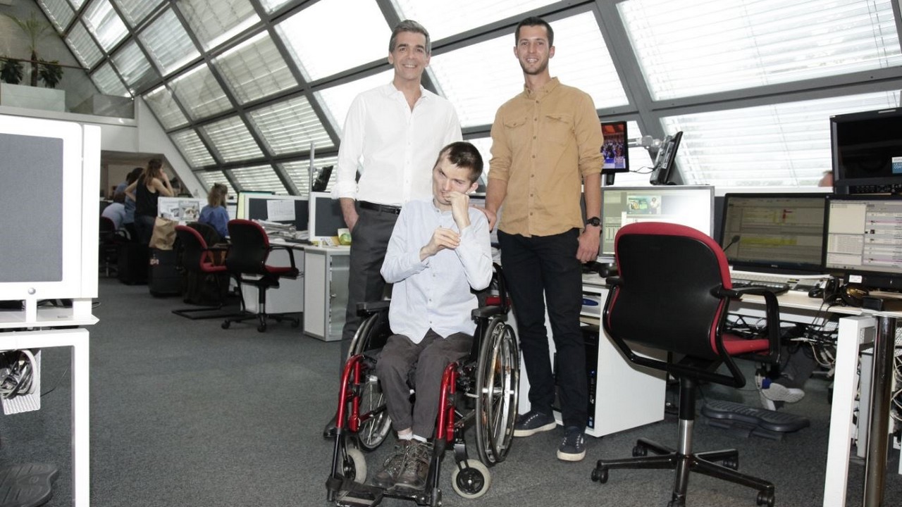 Xavier de Moulins (à gauche) avec les deux frères Théophile et Valentin dans les locaux de M6
