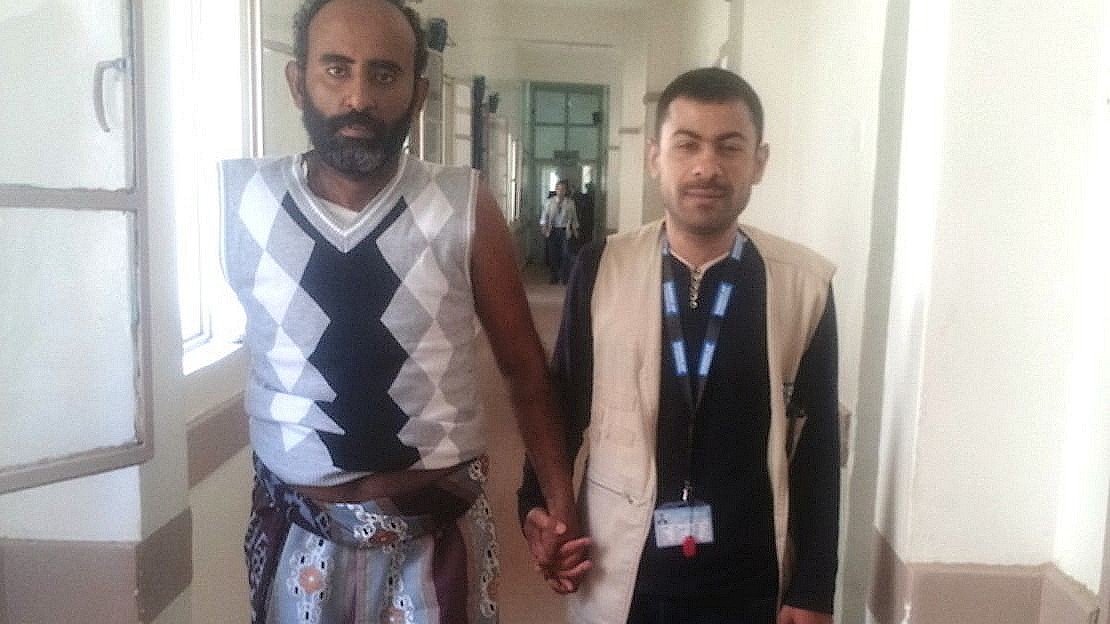 Abdulrahmam avec Ahmed, le kinésithérapeute de Handicap International