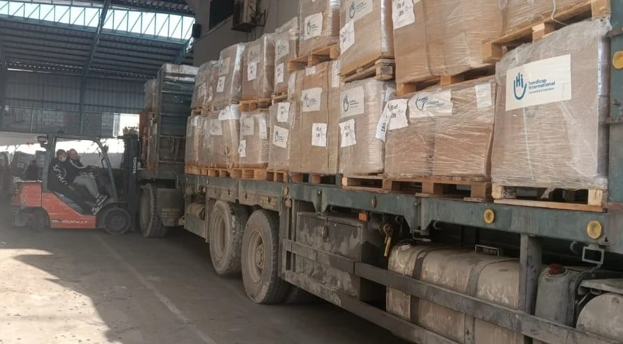 Camion de Handicap International arrivé dans la bande de Gaza, attendant d'être déchargé de ses palettes d'articles humanitaires. © HI