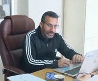 Hani, responsable des ressources humaines pour Handicap International à Gaza Hani, responsable des ressources humaines pour Handicap International à Gaza, est assis à son bureau