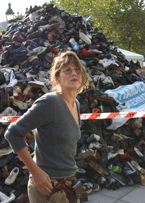 Jane Birkin à la Pyramide de chaussures de HI à Paris en 2005 © J-J. Bernard / HI