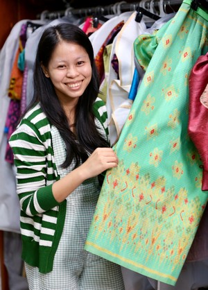Kanha au sein de l'atelier de couture dans lequel elle travaille à Phnom Penh au Cambodge.