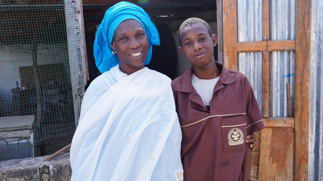 Mohamed et sa mère devant l'atelier du jeune homme