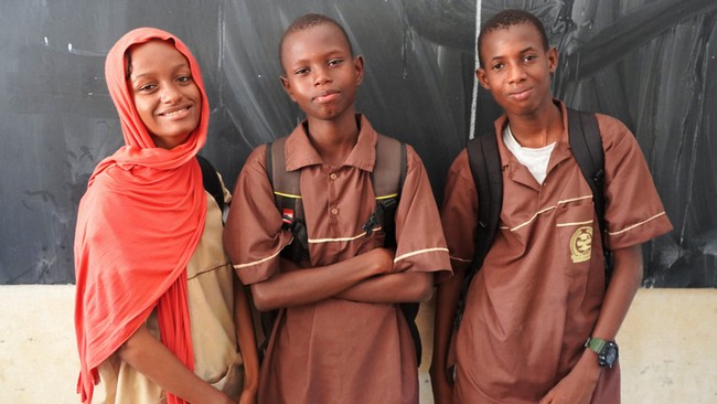 Mohamed (à droite) avec ses amis Ramata et Mamadou © HI